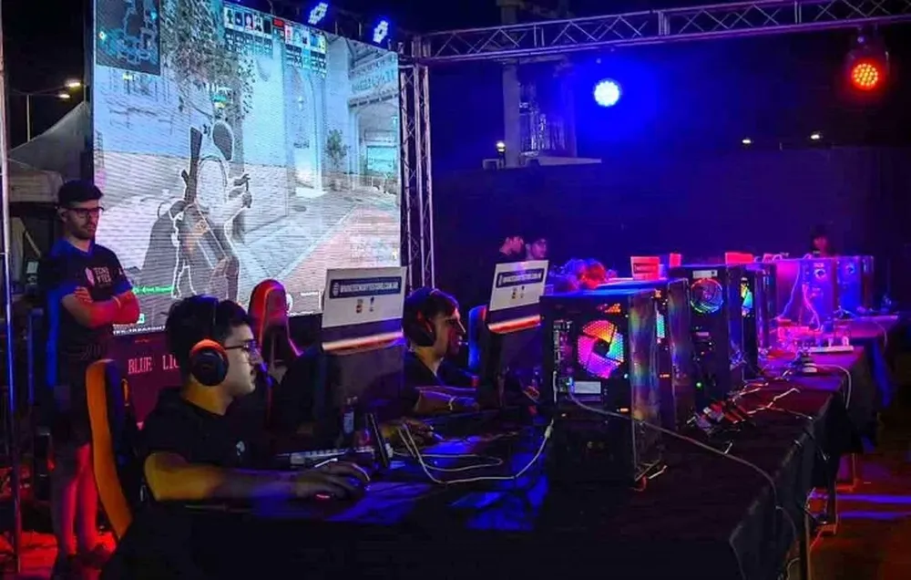 QUE COMIENCE LA PARTIDA.  Videojuegos, metegol y pileta. ¿Qué más se puede pedir para festejar el fin de año?