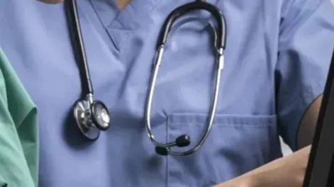 Médico acusado de abuso sexual, absuelto.