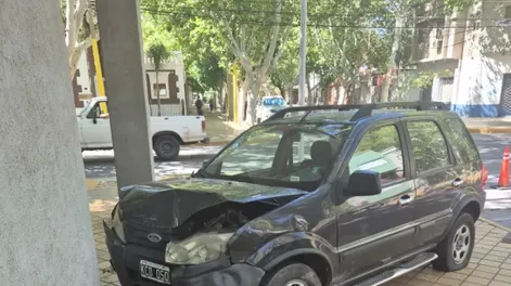 Un choque en el centro terminó con un auto sobre la vereda y su conductora en el hospital