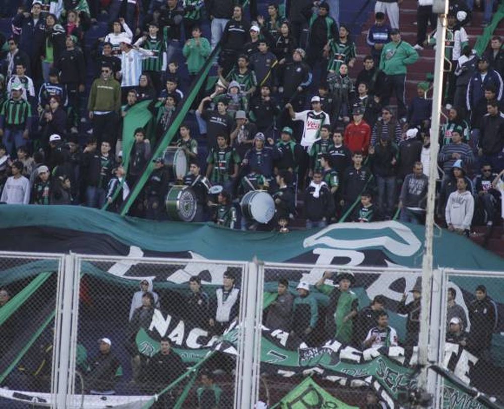 Los hinchas, una  hora para salir