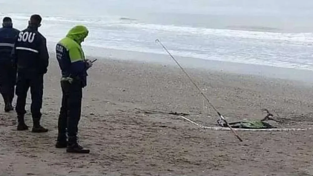 Fue a la Costa a pescar: sacó restos de un brazo