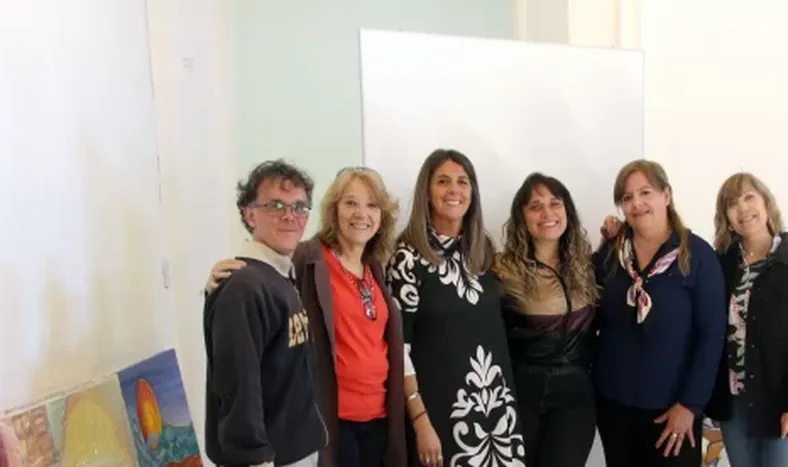 De izq a der. Wilfredo Salinas y los integrantes de Fuzionarte