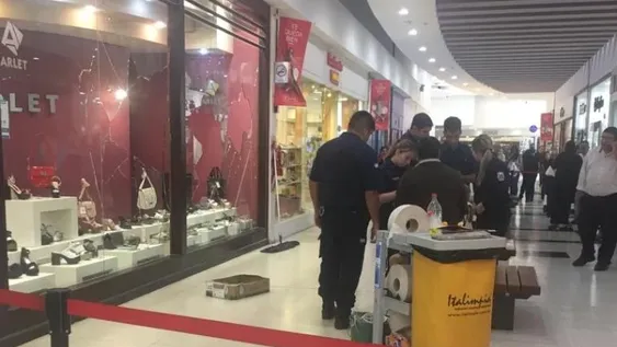 Una mujer rompió los vidrios de locales comerciales: investigan si fue por venganza