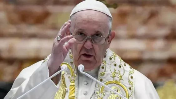 El Papa restringe la posibilidad de celebrar misas en latín porque “aumenta las distancias”