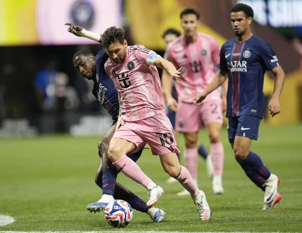 Impotencia. Lio Messi hizo lo que pudo con el Inter pero el PSG sacó sus diferencias con enorme claridad para terminar goleando.