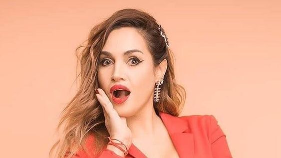 Belén Francese posó boca abajo y sus fanáticos la piropearon