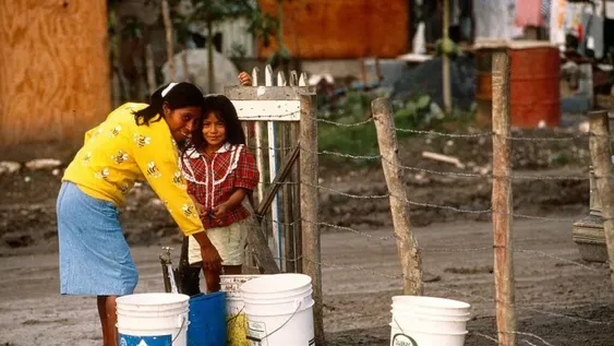 La mitad de los argentinos no tiene agua potable, cloacas ni gas en red