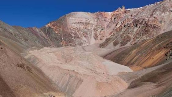 El centro de la discusión tiene que ver con los glaciares de escombro (foto) y los estudios para determinar si tienen aportes hídricos, lo que San Juan ya hizo.