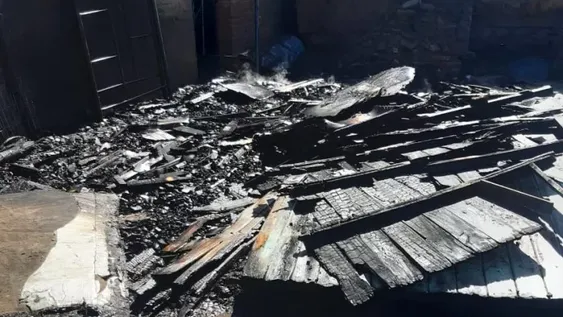Un cortocircuito provocó un incendio que dejó grandes pérdidas en una casa