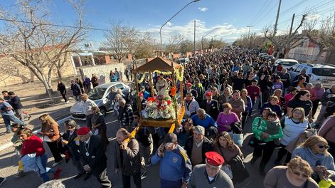Cientos de fieles participaron de la procesión en honor a San Cayetano en Chimbas.