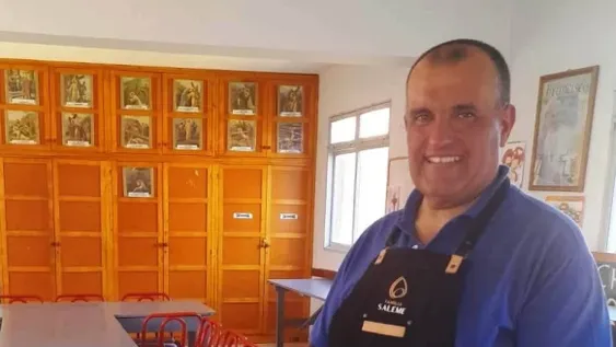 EN ACCIÓN. Un martes de cada mes, Mauricio Barón, el reconocido chef sanjuanino, contribuye con las cenas solidarias que organiza una capilla.