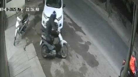 Mientras un cómplice hacía de campana, un delincuente robó una moto de una galería de compras de La Bebida