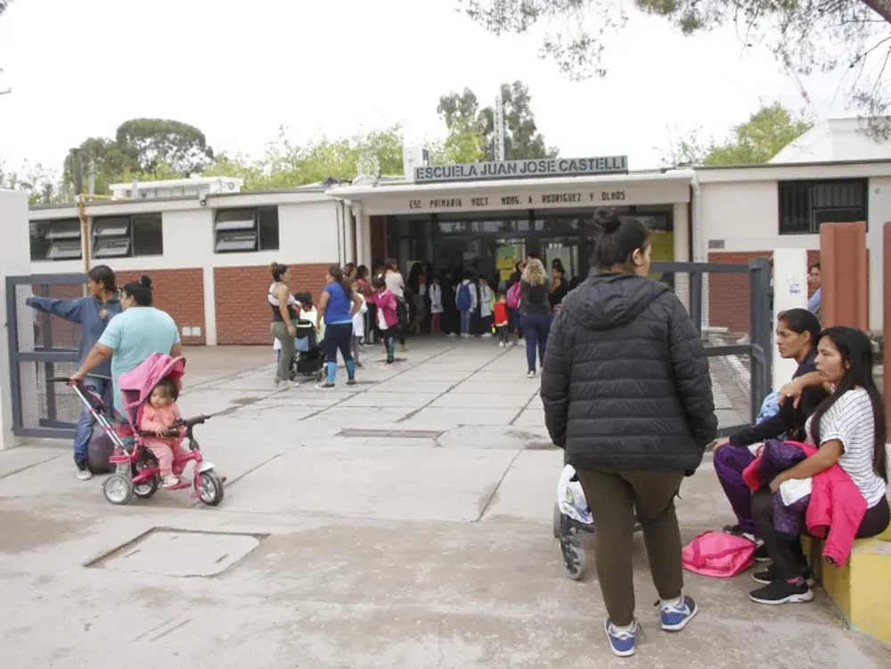 Volvieron a las aulas, pero sólo tienen clases 2 horas diarias por falta de agua