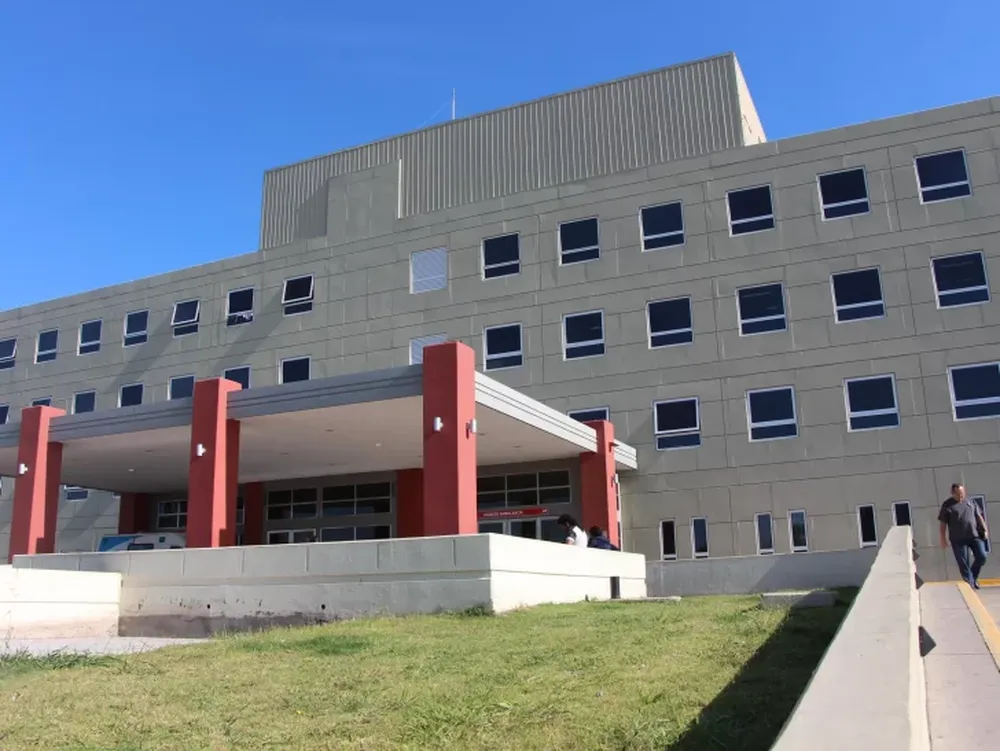 Llegó herido al hospital y denunció que su pareja lo apuñaló