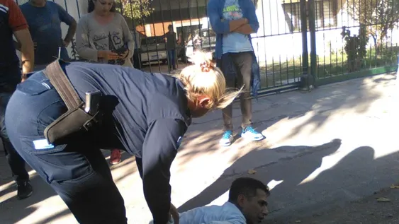 Lo detuvieron los propios pasajeros cuando intentó robar un celular en un colectivo