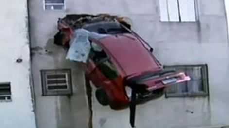 Se incrustó en una casa