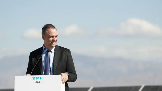 Manuel Adorni en un acto de YPF
