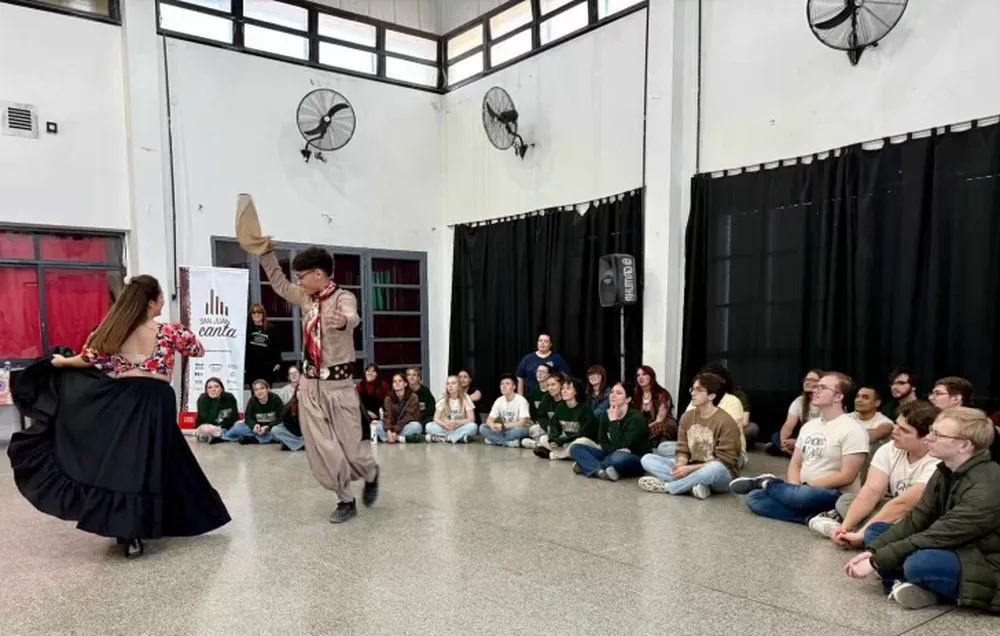 El coro Shrine of the Ages (USA) fue recibido con folclore en la escuela Augusto Pulenta (San Martín)