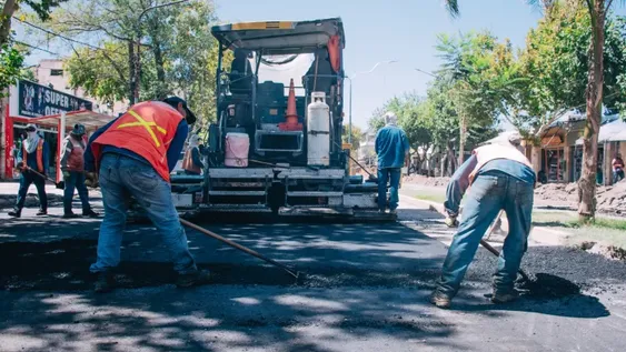 La pavimentación tras obras cloacales arrancó en Caucete, Sarmiento y Albardón