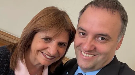 El jefe de Gabinete, Manuel Adorni, con la senadora Patricia Bullrich.