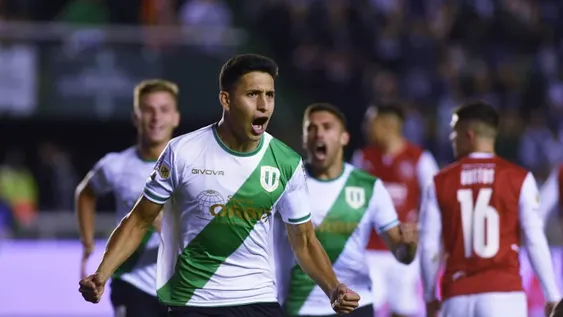 Por la pelota parada, Banfield goleó a un Independiente que sufrió dos expulsiones