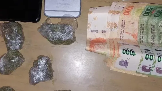 Caen con droga y plata