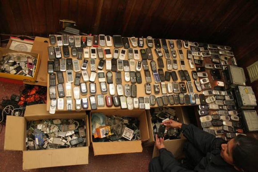 Secuestran 170 celulares