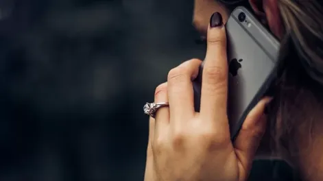 Una joven recibió una descarga del celular y la cadenita le quemó el cuello