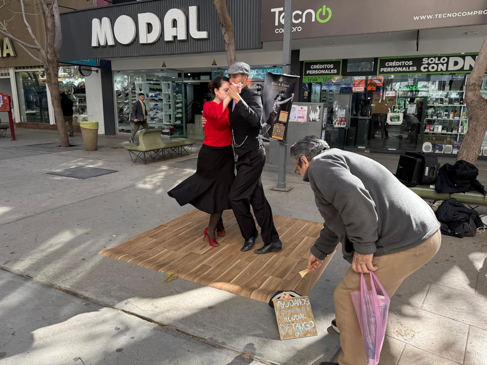 Ayuda. La propuesta de los bailarines no pasa desapercibida: quienes transitan por la Peatonal se detienen a mirar, sacar fotos y colaborar con su sueño.