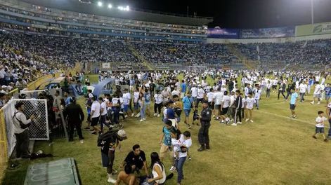 Tragedia en El Salvador: estampida en un cancha de fútbol deja unos 12 muertos