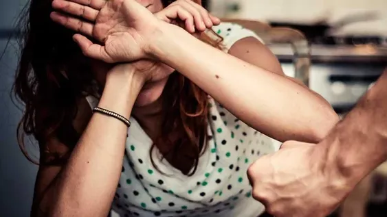 Entre las agresiones que cometió para echar a su pareja de la casa, llegó a morderle la cara