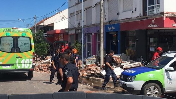 Dos personas quedaron atrapadas tras la caída de balcones en Punta Mogotes