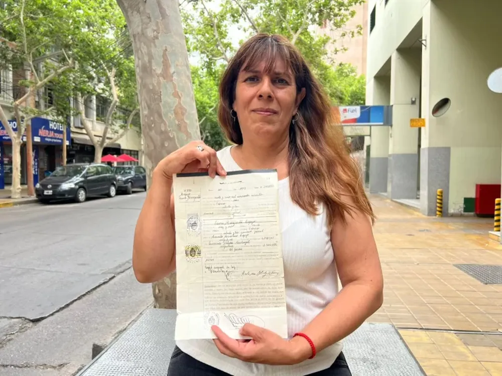Laura Espejo mantiene viva una búsqueda que comenzó hace varias décadas: encontrar a su madre biológica.