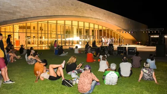 El TB saca la música al jardín