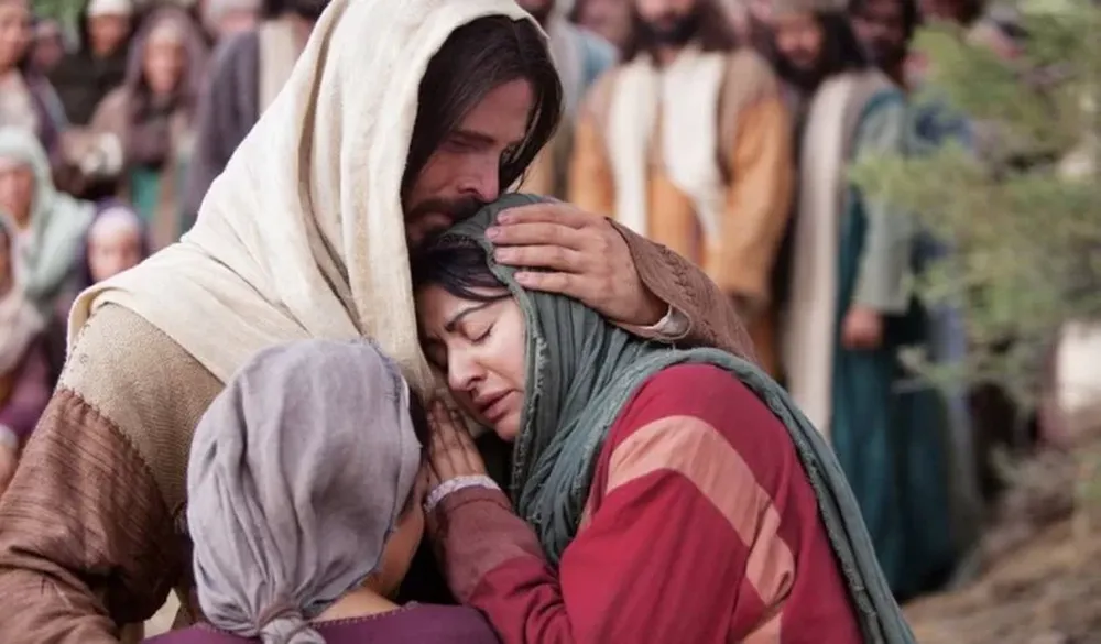 Jesús se muestra a Marta y le dijo: ‘Yo soy la resurrección y la vida: el que cree en mí, aunque haya muerto, vivirá; y el que está vivo y cree en mí, no morirá para siempre. ¿Crees esto?’’.Ella le contestó: Sí, Señor: yo creo que tú eres el Cristo, el Hijo de Dios, el que tenía que venir al mundo’’.