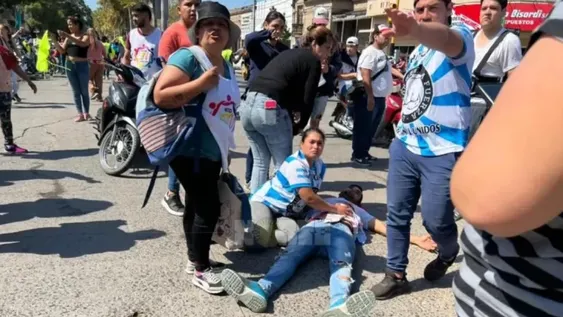 Un motociclista apuñaló a un manifestante que le impidió atravesar un piquete