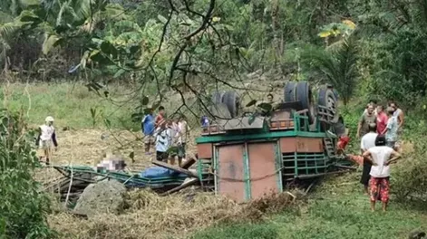 Un camionero perdió el control, cayó por un barranco y desató una sangrienta tragedia