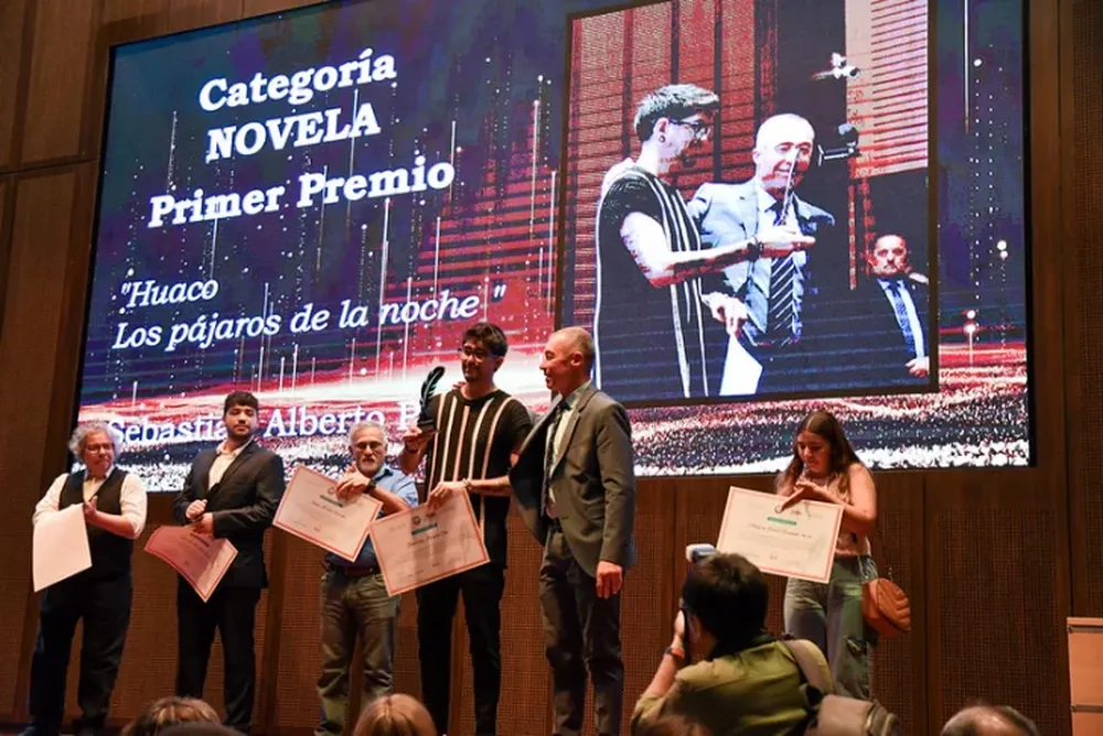 SEBASTIÁN PAZ recibe la distinción por su novela premiada Huaco, los pájaros de la noche.