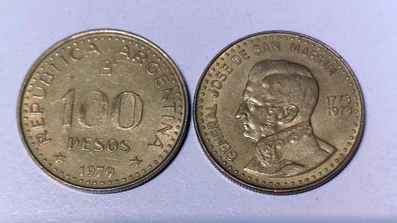 La moneda híbrida de 100 pesos Ley, con error de cuños,puede alcanzar valores superiores a USD 1.000 en el mercado especializado.