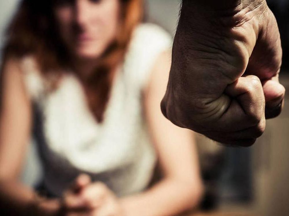 Le hizo una seria herida en un ojo a su ex pareja porque no le contestó con quien chateaba