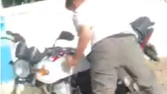 Tiene 17 años, quiso escapar de un robo en moto, cayó y sufrió un fuerte golpe en la cabeza