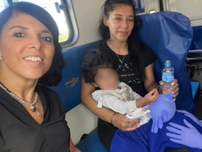 Esmeralda, sana y salva, junto a su familia y profesionales médicos. Esmeralda, sana y salva, junto a su familia y profesionales médicos.