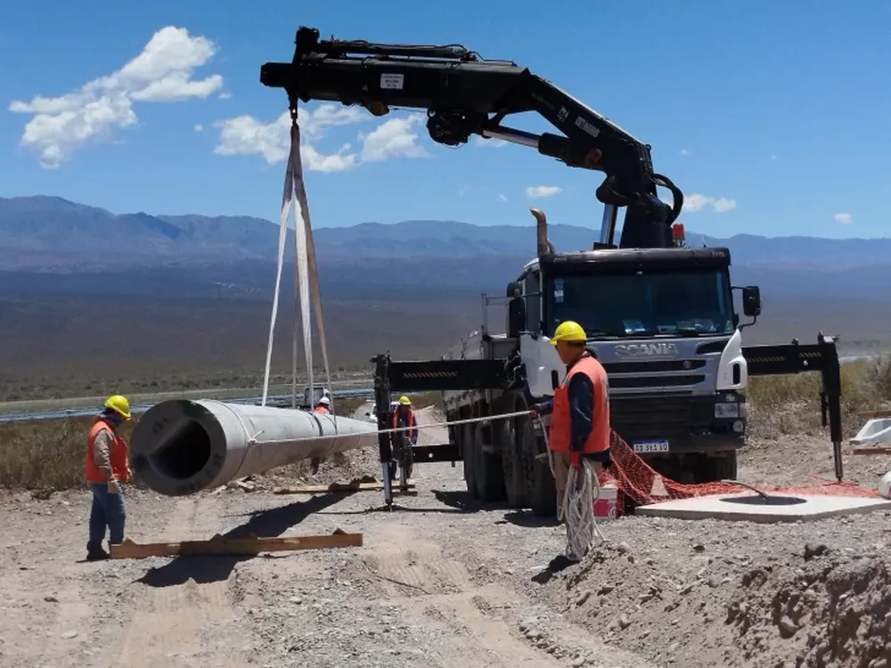 Llegaron los postes para la construcción de la Línea de Interconexión Eléctrica 132 kV.