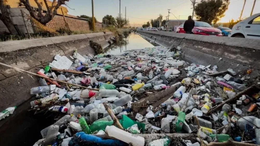 Montañas de plásticos junto a un canal