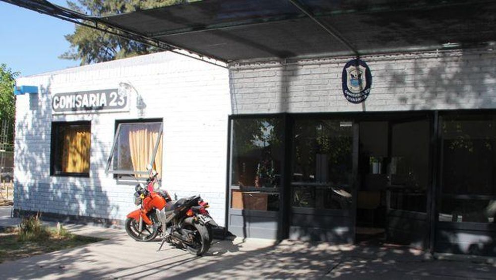 Discutió con su pareja al llegar a su casa y luego le pegó una trompada