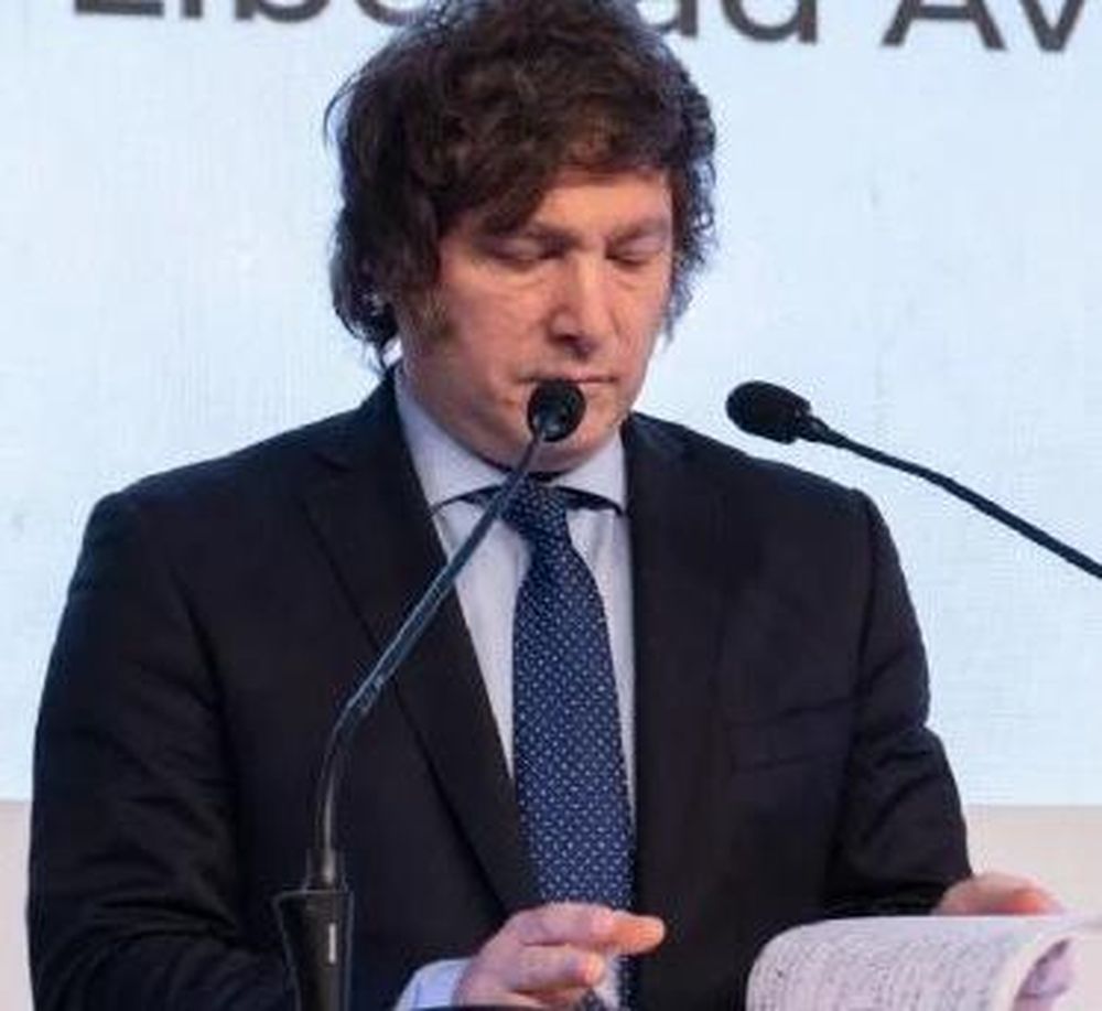 Milei espera dolarizar a un precio de mercado, de $730