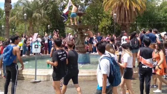 Egresados “tomaron” el centro