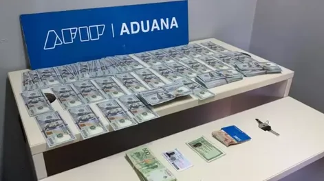 Descubren a una persona que quiso salir del país con US$40.000 ocultos en sus medias