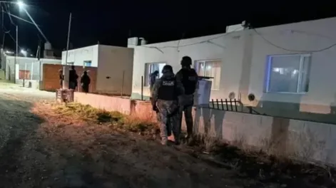 Un hombre se atrincheró en su casa y amenazó con matar a su familia con un hacha