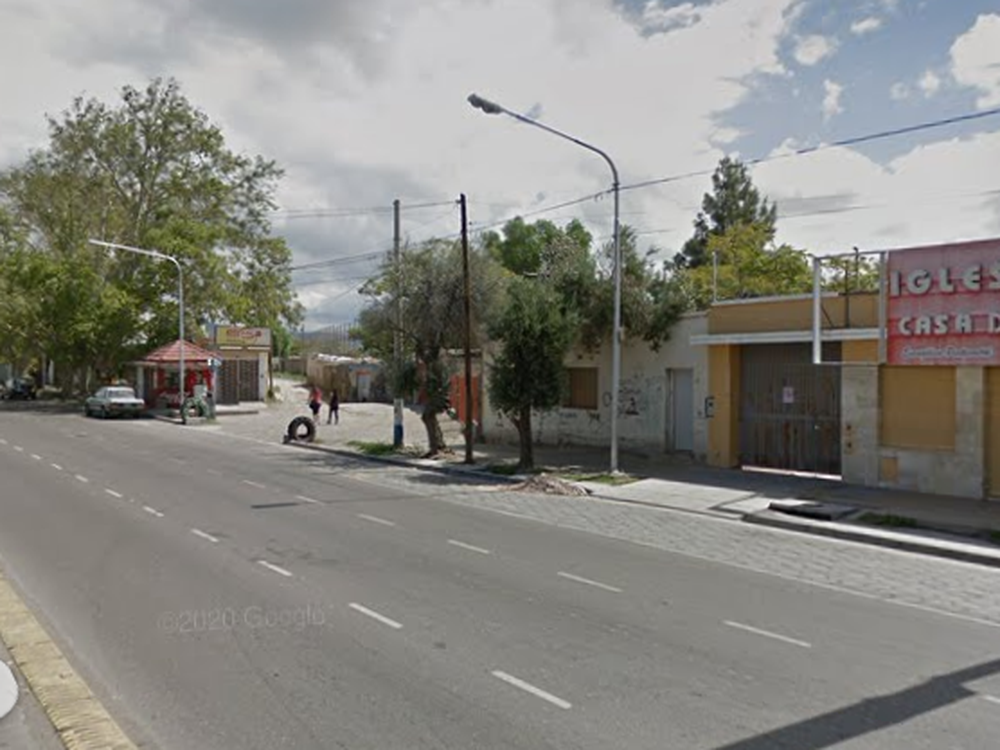 Levantó por los aires a dos ciclistas y chocó a dos autos estacionados, ¿se quedó dormida?